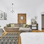 Апартаменты Comfort - 5 Min Walk To Nivy Bus Station And Twin